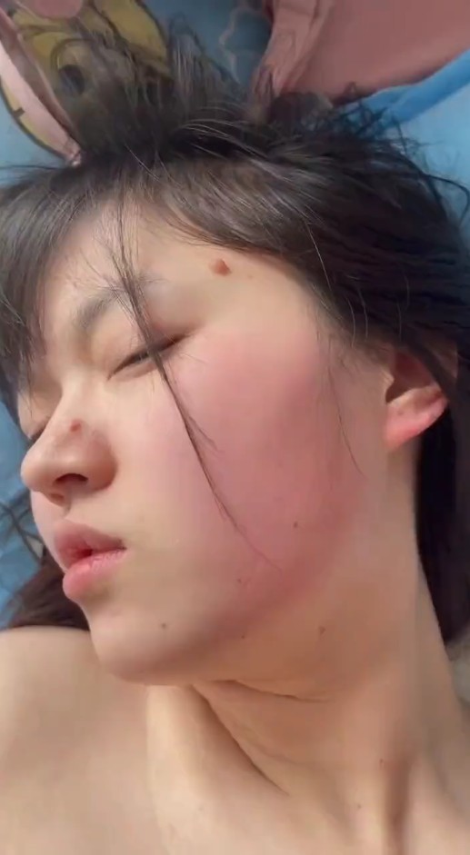 边操边打小骚货，喜欢被虐待