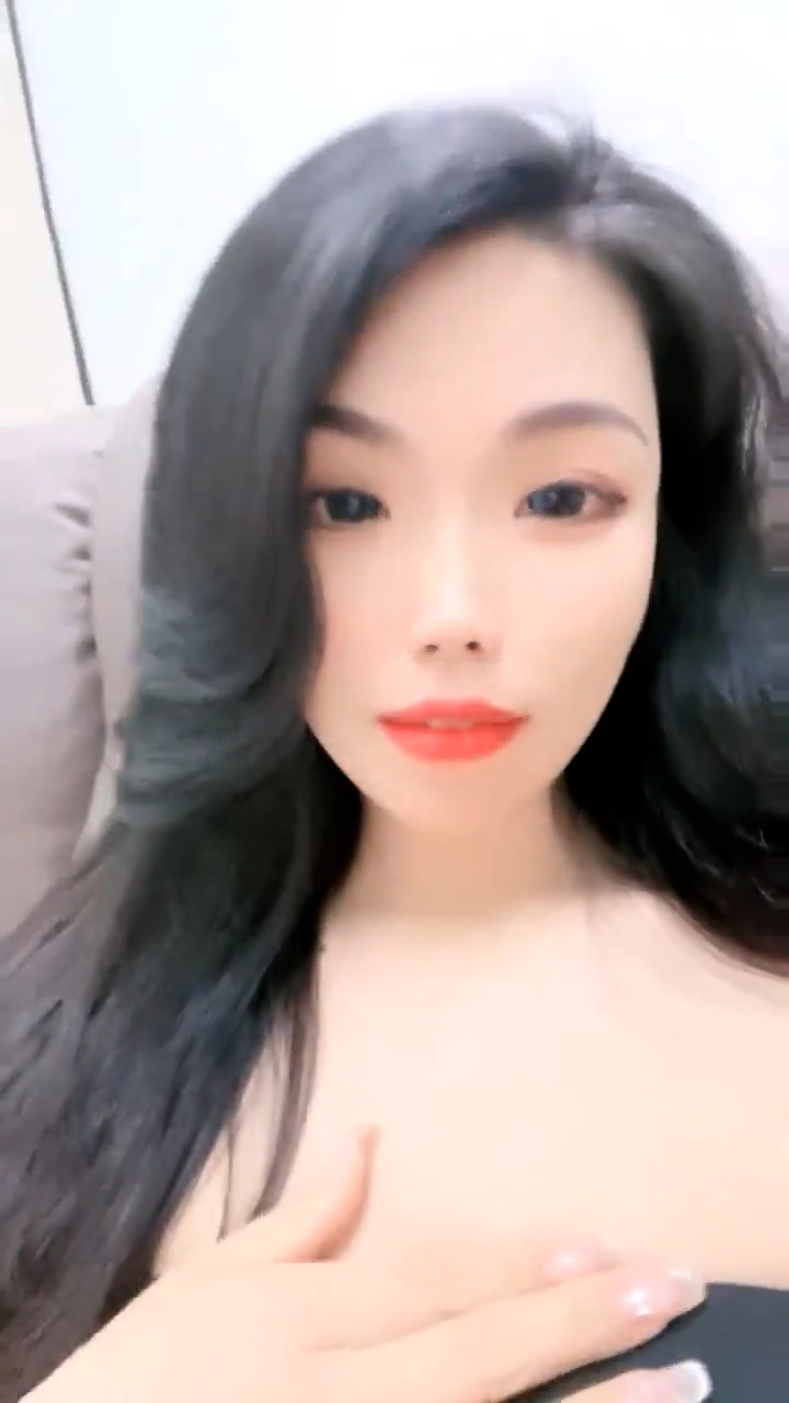 淫荡小骚货！翘着骚逼求操！看闺蜜在旁边被后入，爽的狂喷水，手脚吊起来玩穴，电击骚逼身体颤抖