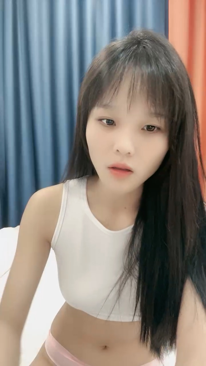 甜美乖巧新人妹妹！在床上非常骚！抓屌埋头吸吮，脱掉内裤求操，第一视角操美穴，妹妹很享受